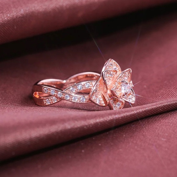 Jewelry - ✨18K Rose Gold✨Twisted Flower Ring✨